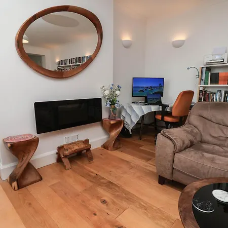 26 Metropole Towers Apartment *