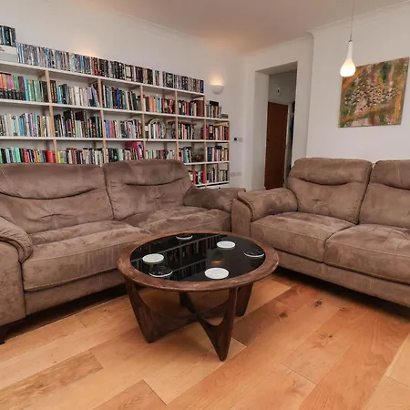 26 Metropole Towers Apartment